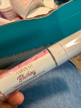 Aminnah Blushing Color-Changing Lip Oil